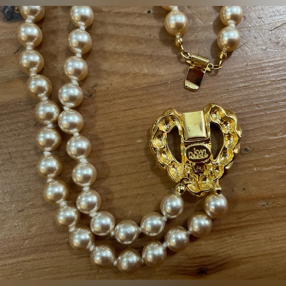 Joan Rivers: Changeable magnetic hearts on a double strand faux pearl necklace. - Picture 5 of 7